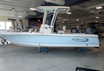 2022 Robalo 226 Cayman Ice Blue/White Boat